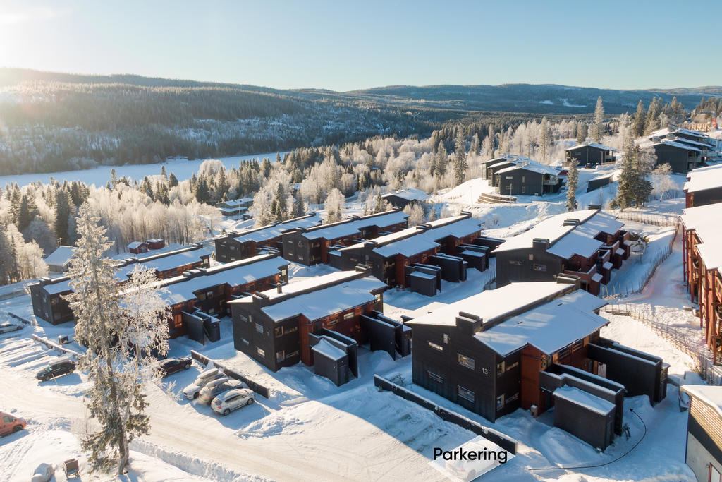 Lägenhetens parkering ligger smidigt nära bostaden och förrådet. 