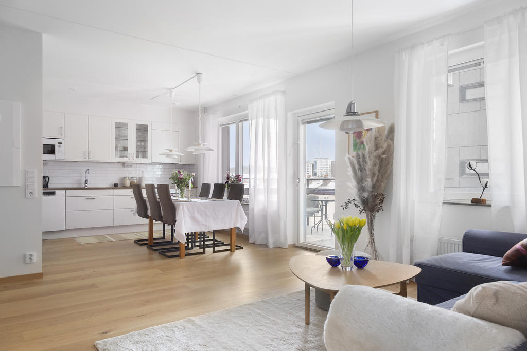 Välkommen in i den här ljusa fina 2:an med stor klädkammare!