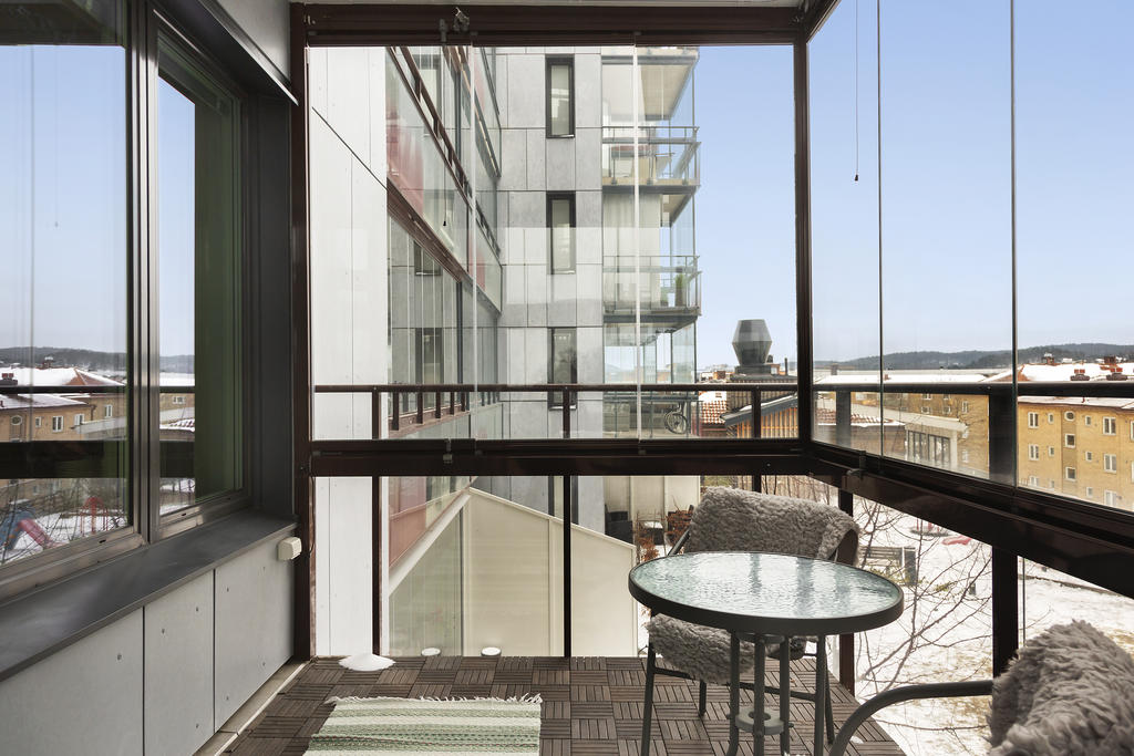 Mysigt med inglasad balkong mot gården