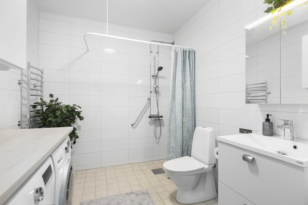 Stort badrum med tvättavdelning