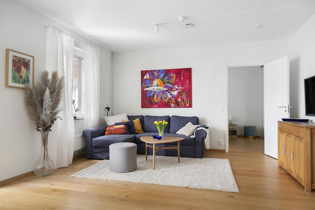 Stora fina ytor och vackra trägolv!