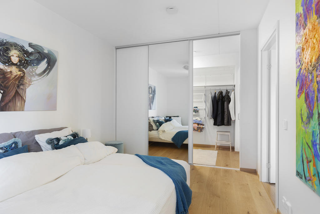 Bakom skjutdörrarna gömmer sig en stor klädkammare