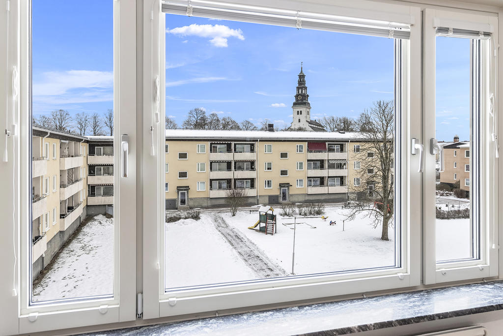 Utsikt mot innergård och lekplats