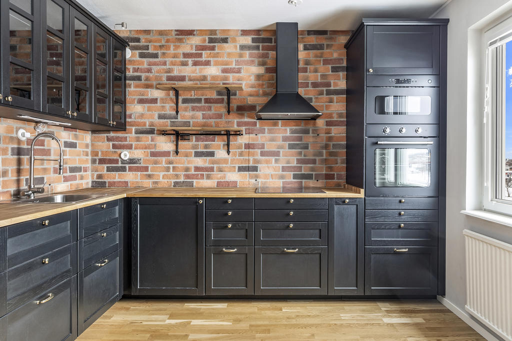 Kök med gott om förvaring och bänkyta