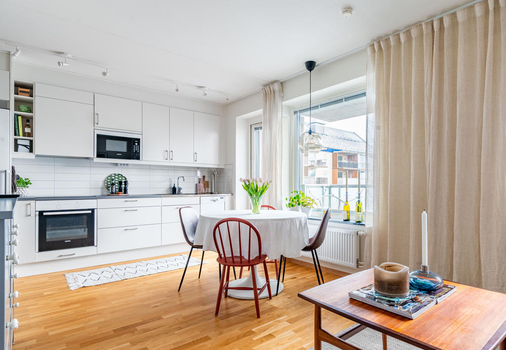 Varmt välkomna till Sållargatan 4 och denna välplanerade bostad om 1 rok med sovalkov och stor balkong mot skyddad innergård!