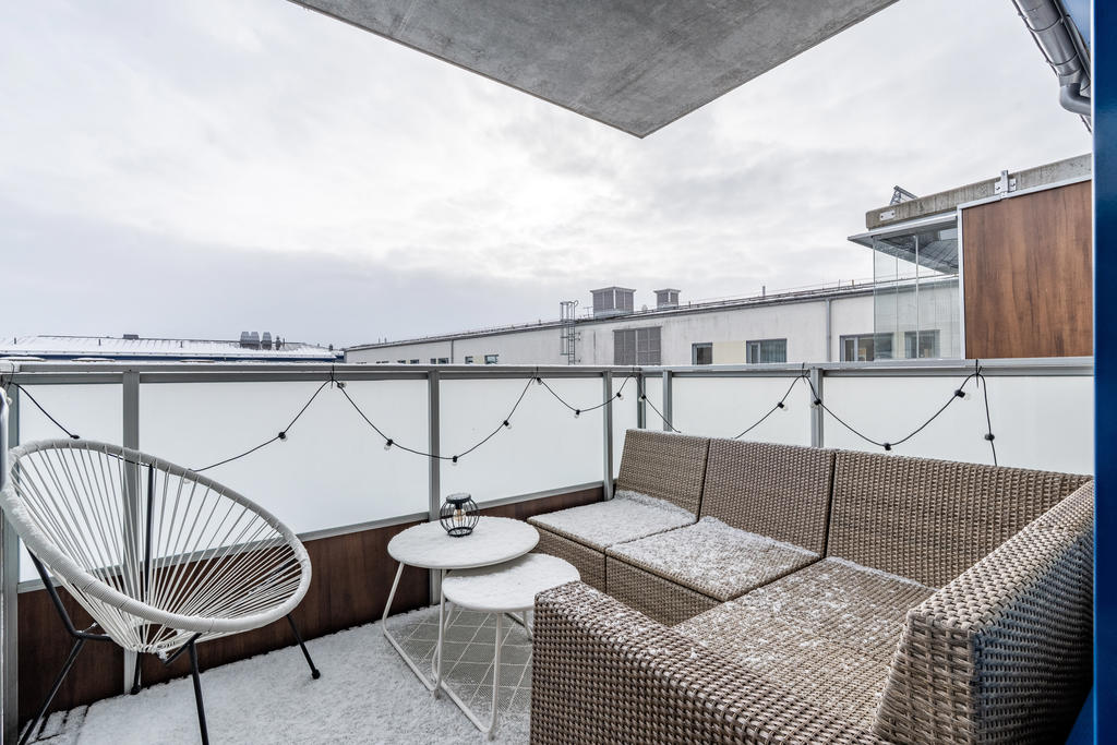 Balkong med fri utsikt mot innergården, med sitt läge högst upp i fastigheten.