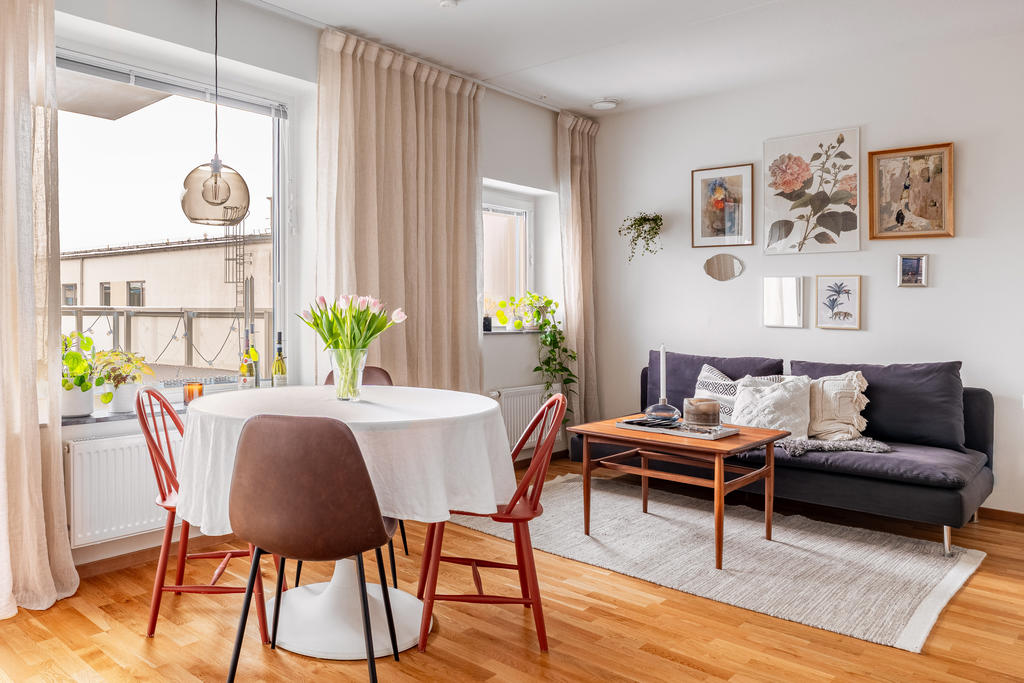 Trevlig öppen planlösning mellan kök och vardagsrum med plats för både matbord, soffa och tv-möbel.