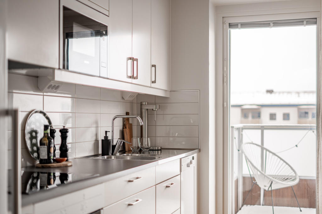 Välplanerat kök, bra med förvaring och arbetsyta.