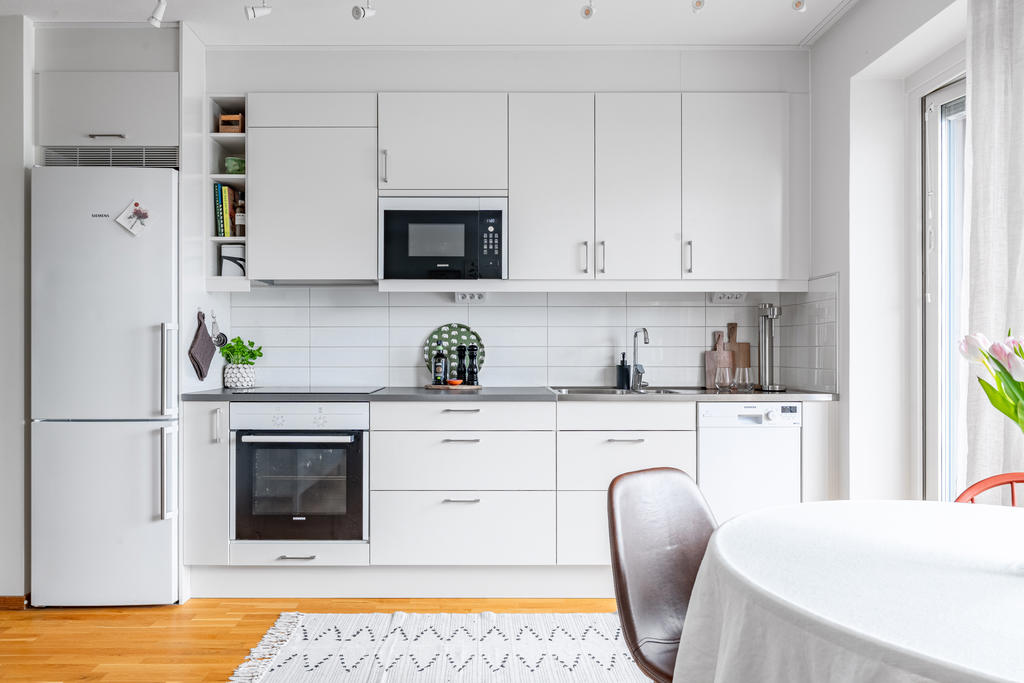 Köket är utrustat med induktionshäll. inbyggd ugn resp. micro, diskmaskin samt kyl/frys.