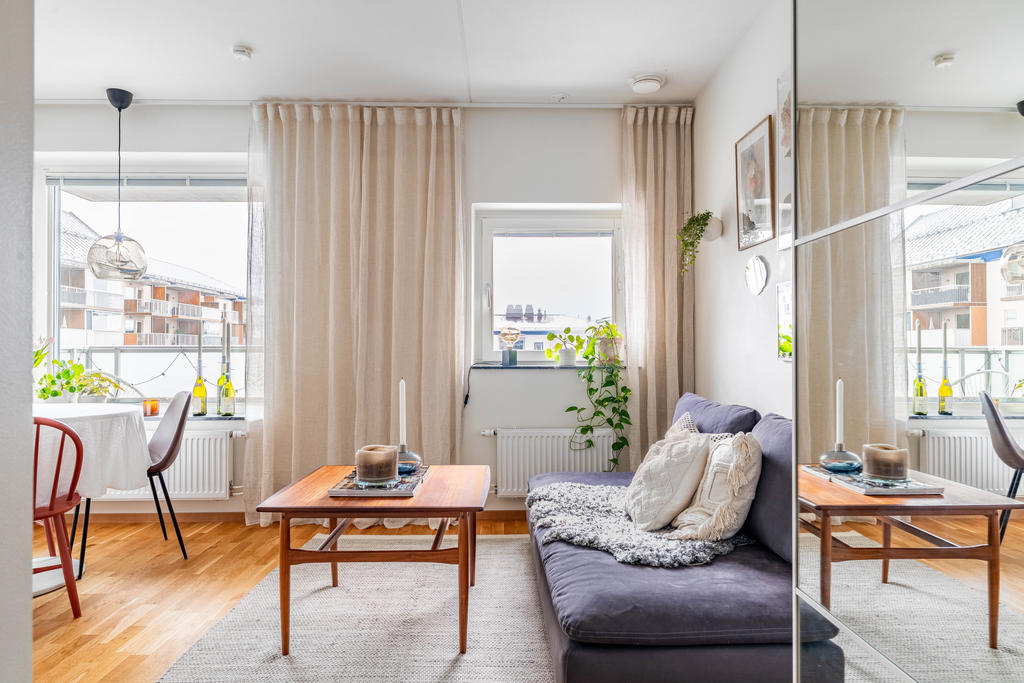 Trevliga fönstersättningar som ger fint ljusinsläpp.