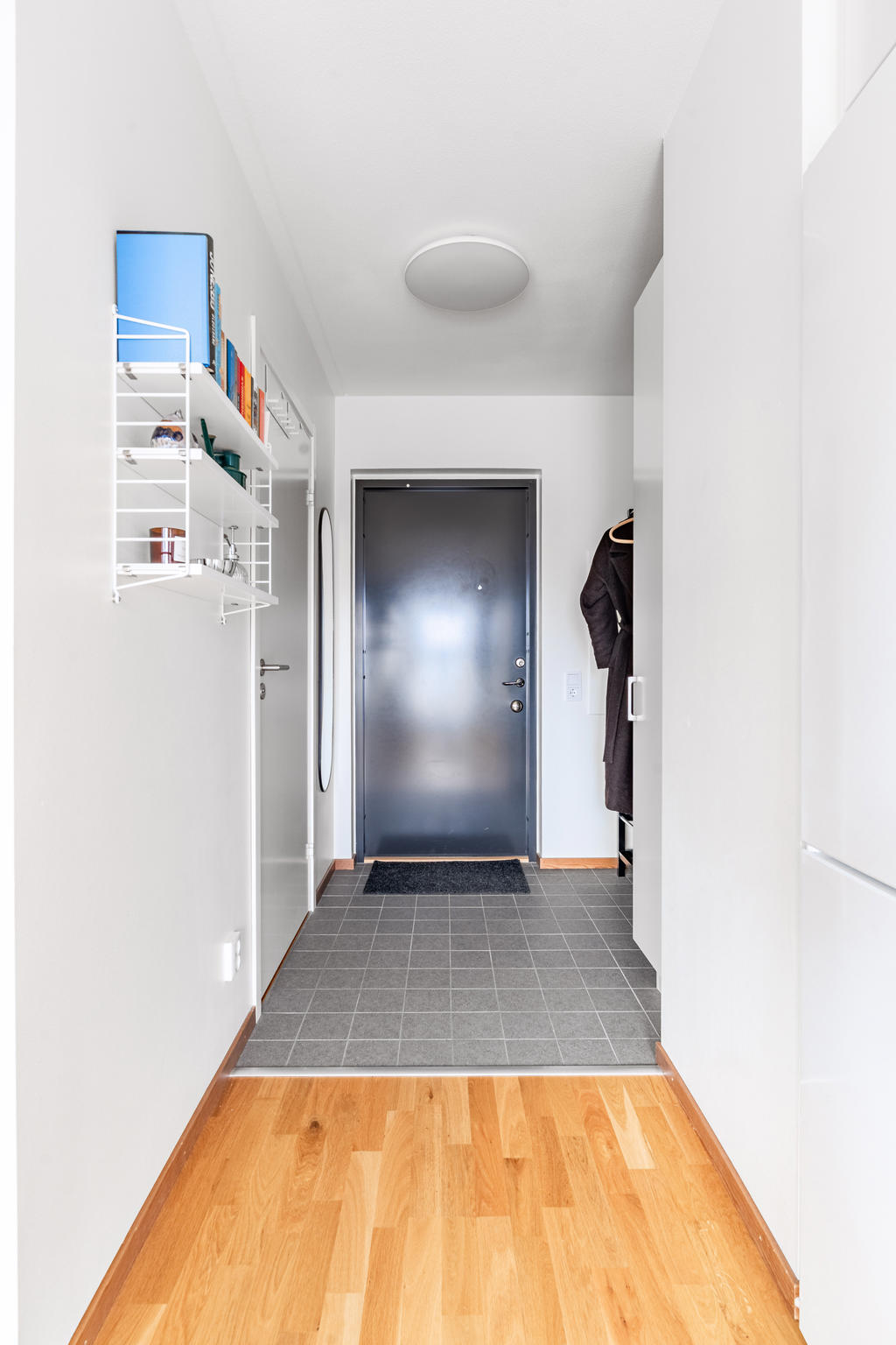 Välkomnande hall, där du redan här möts av ett fint ljusinsläpp och intryck. Bra avhängningsyta med praktiskt klinkergolv vid entré.