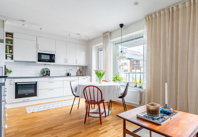 Varmt välkomna till Sållargatan 4 och denna välplanerade bostad om 1 rok med sovalkov och stor balkong mot skyddad innergård!