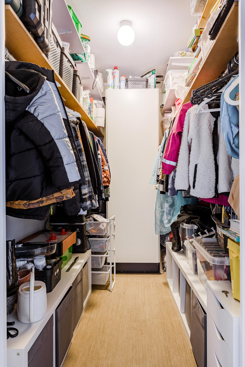 Praktiskt förråd är beläget i lägenheten