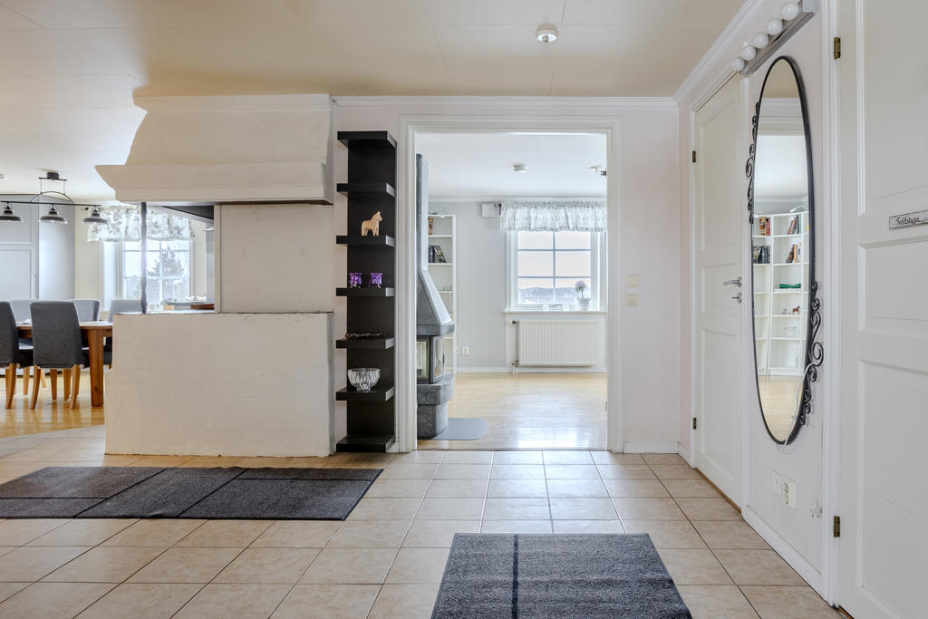 Hall mot kök/vardagsrum