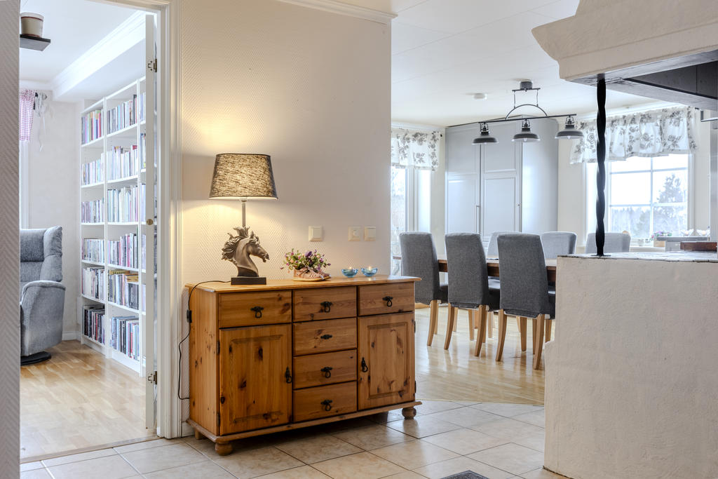 Från hall mot sovrum och kök