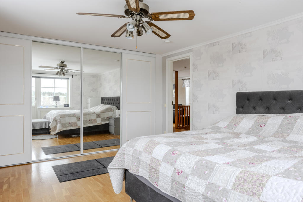 Sovrum med balkong och garderobsvägg