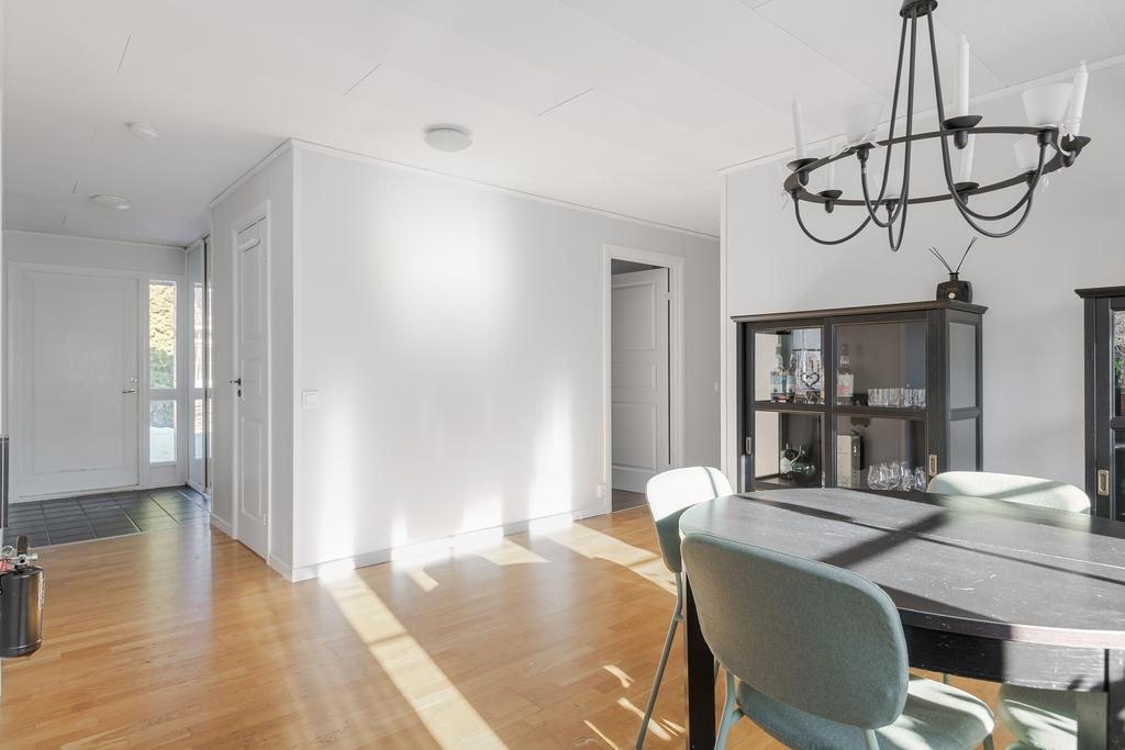 Entrén och matplatsen