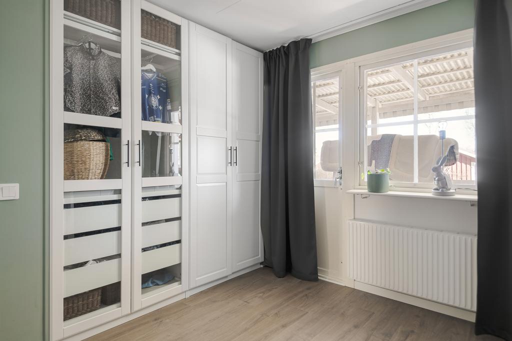 Garderober och utgång till altanen i sovrum 3