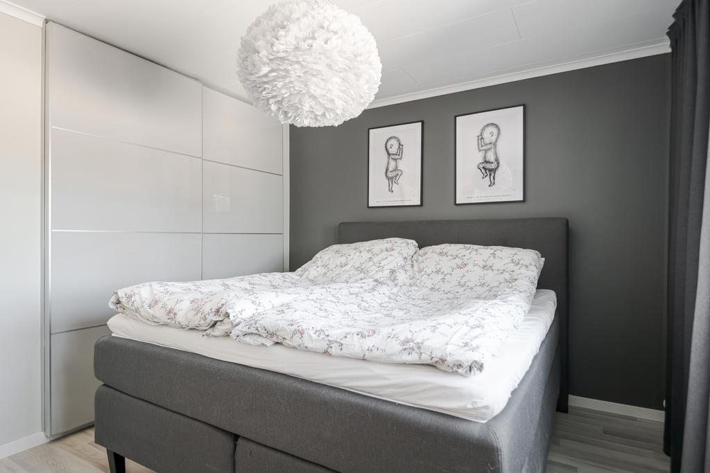 Skjutdörrsgarderober i sovrum 1