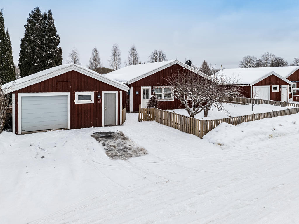 Uppfart för 3 bilar. 