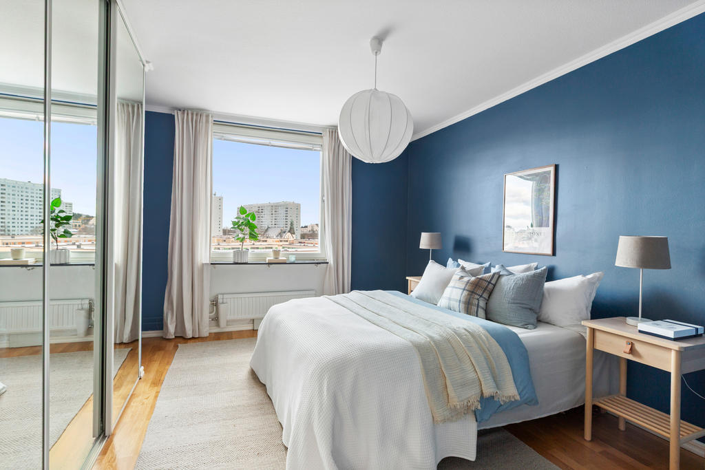 Väl tilltaget sovrum med mycket bra förvaring