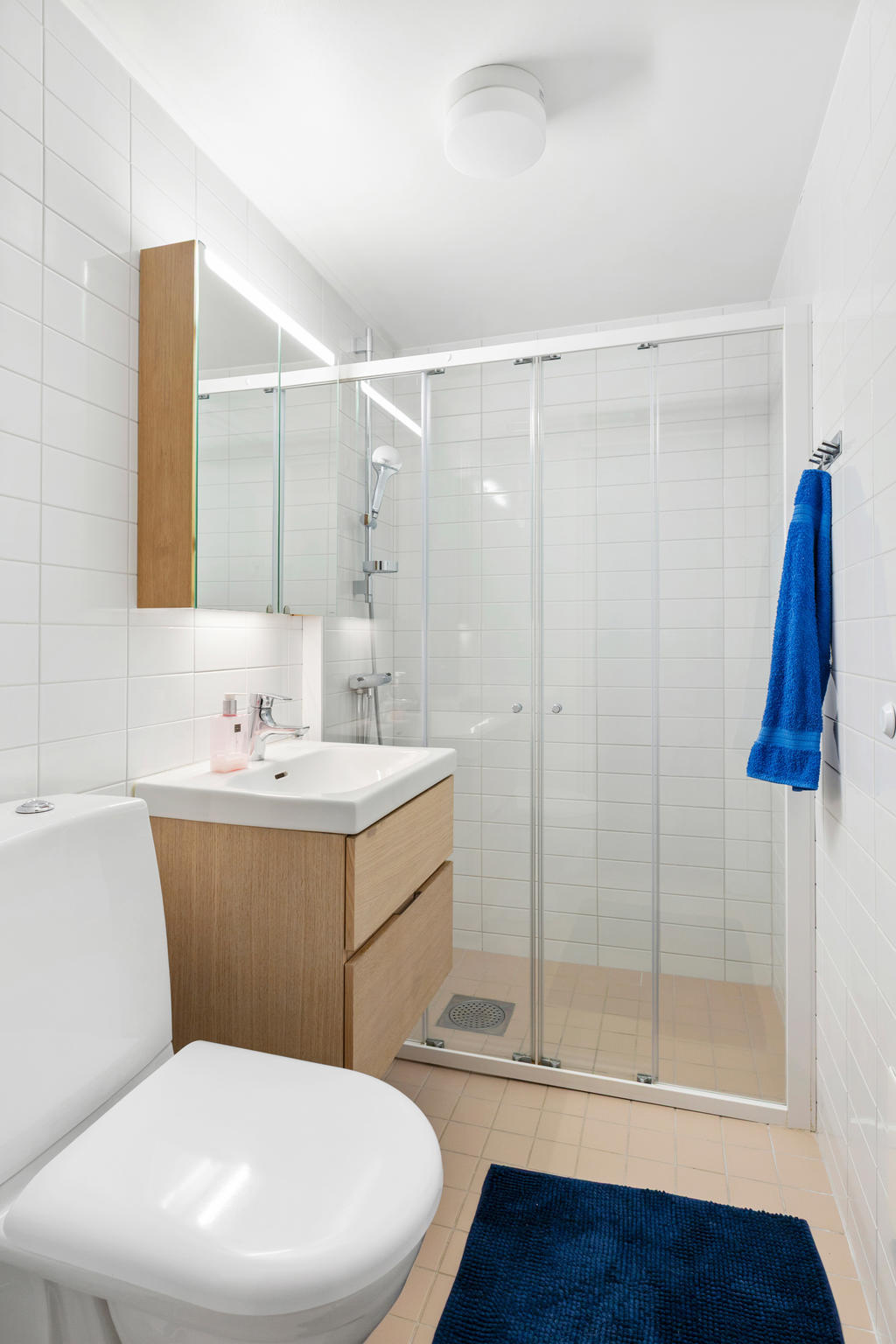 Badrum i den möjliga uthyrningsdelen