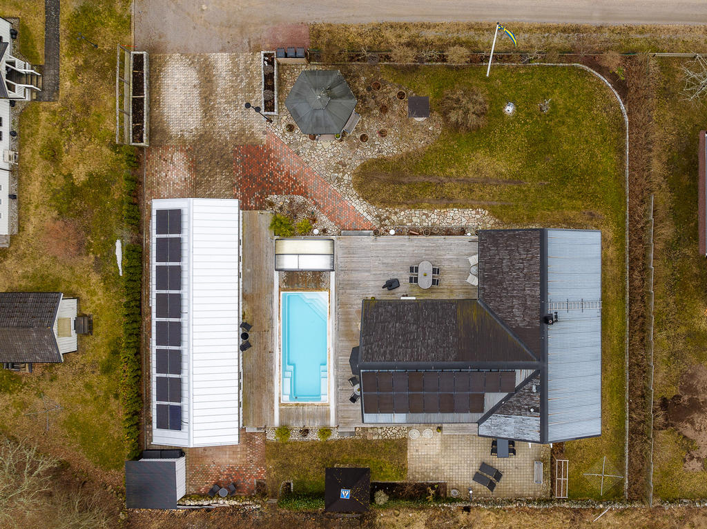 Tomten med alla byggnader som verkligen inramar trädgården