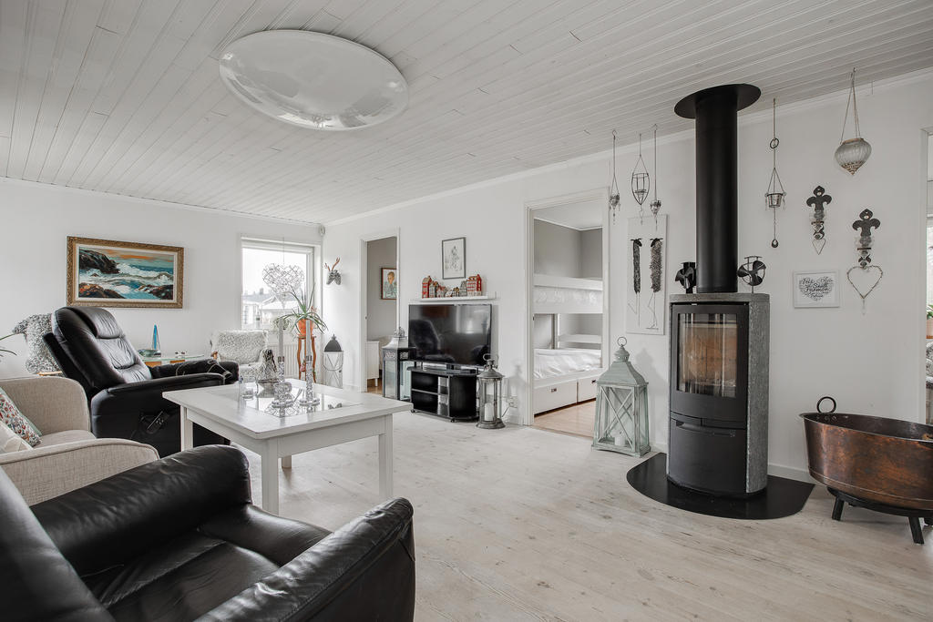 Vardagsrum med täljstenskamin