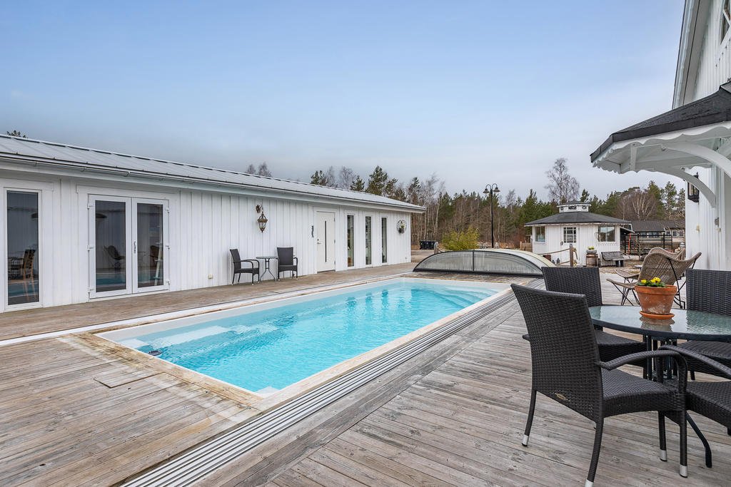 Relaxavdelning som vätter mot poolen.