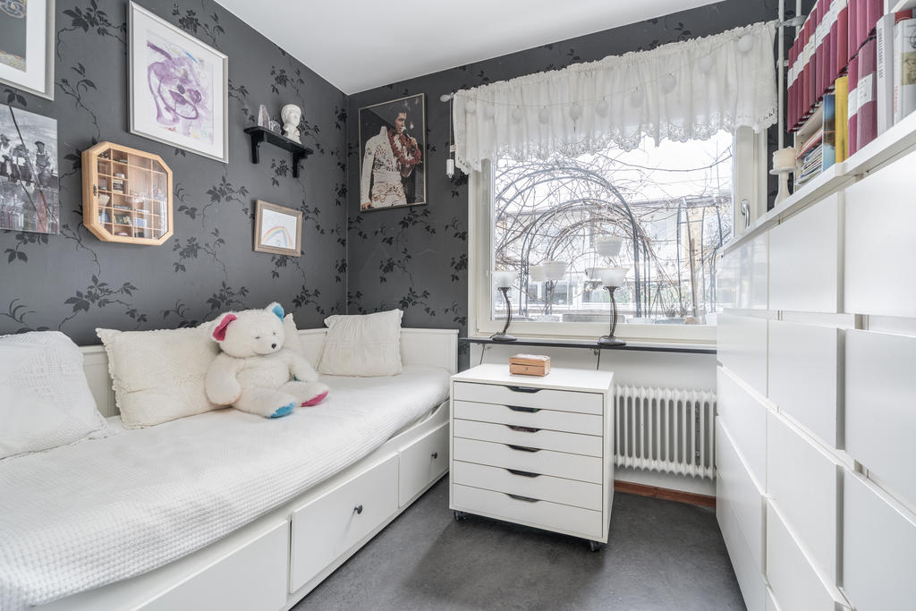Sovrummets andra del som med små enkla medel kan bli ett arbetsrum, ateljé eller ett barnrum.