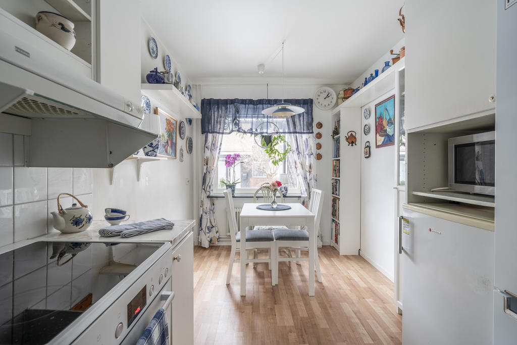 Rymligt kök. Matplatsen vid fönstret kan enkelt göras om till ett sovrum för de som önskar mer yta och det ska gå att öppna upp väggen mot vardagsrummet för de som önskar ha en öppen planlösning.