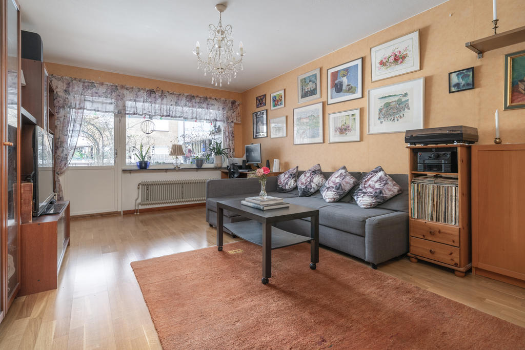 Vardagsrummet är rymligt och ni når den fina uteplatsen härifrån.