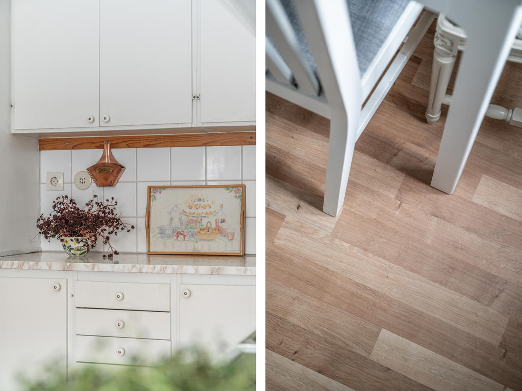 Charmigt kök med laminatgolv.