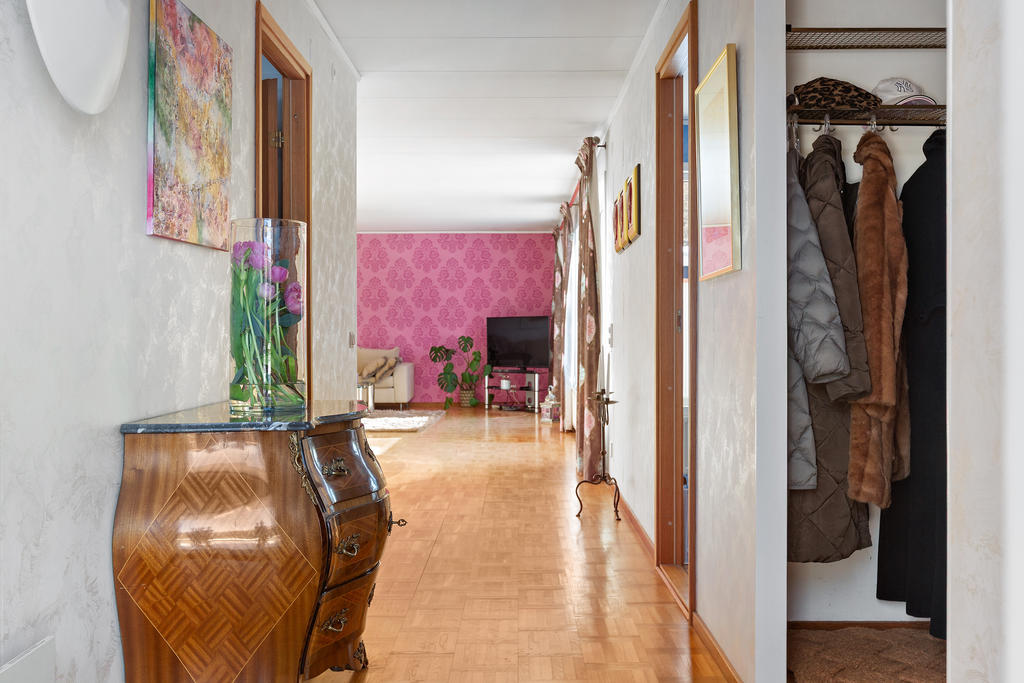 Hall med plats för klädavhängning