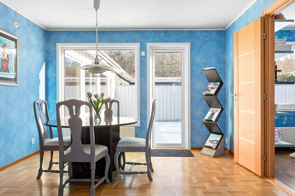 Matplats i anslutning till kök och med utgång till trädgården