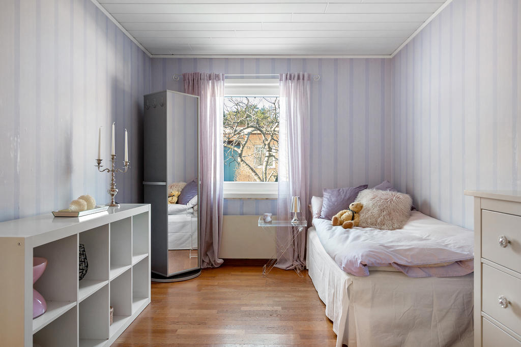 Sovrum ett med plats för säng och skrivbord