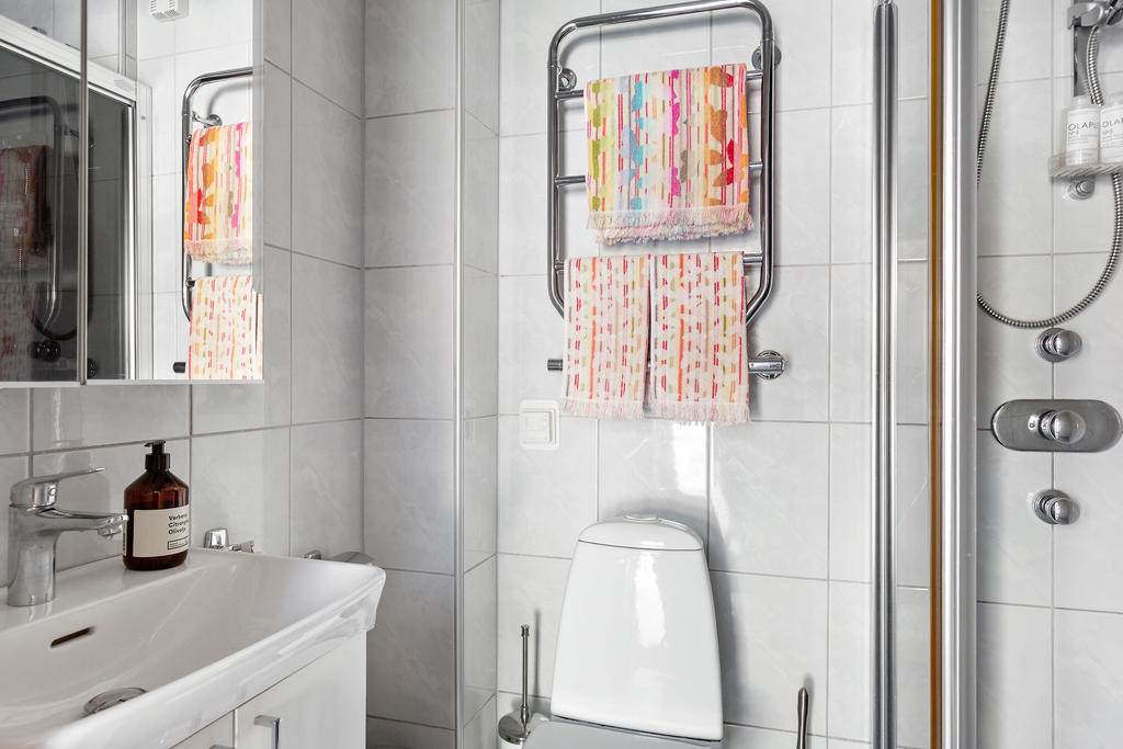 Badrum två med dusch