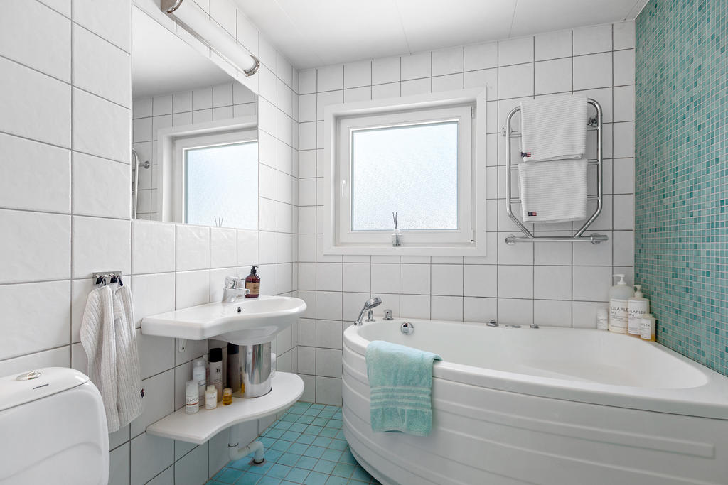 Badrum med bubbelbadkar