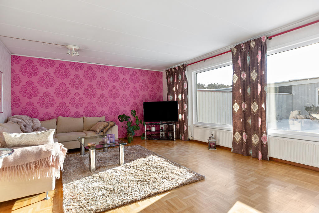 Stora fönsterpartier ger fint ljusinsläpp