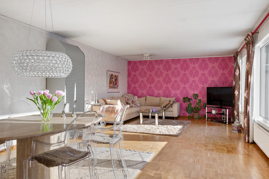 Rymligt vardagsrum med plats för soffgrupp och matbord