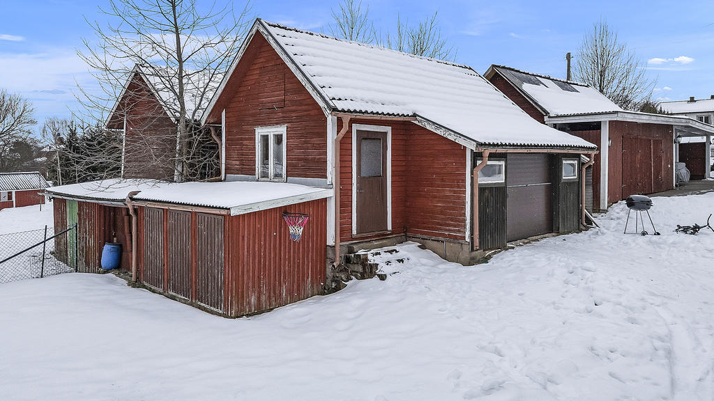 Uthus med garage och förrådsutrymmen