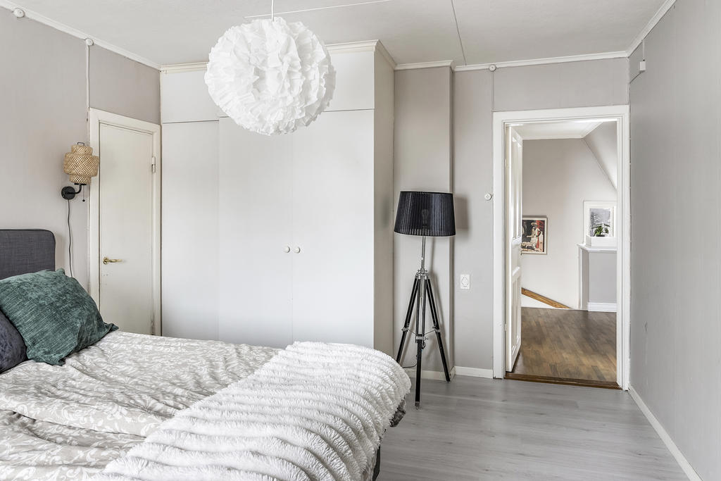 Sovrum med kattvind och garderober