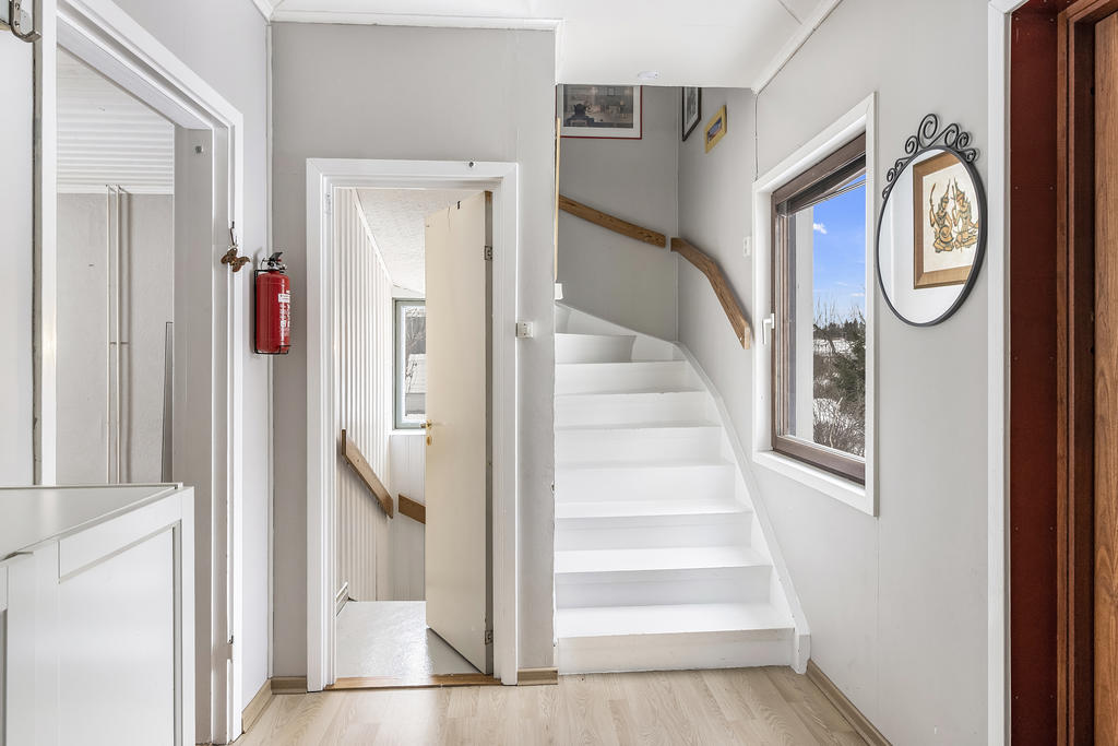 Hall med trapp till övre och nedre plan