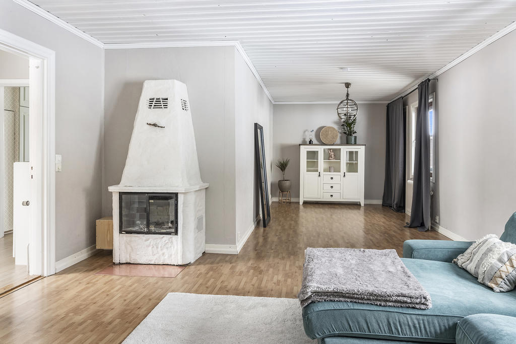 Vardagsrum med braskamin och utgång till altan