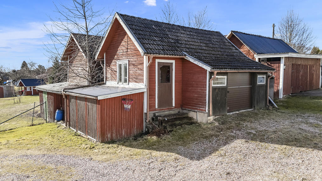 Uthus med garage och förrådsutrymme 