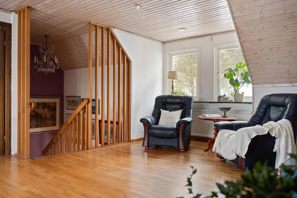 Övre planets allrum med öppen spis.