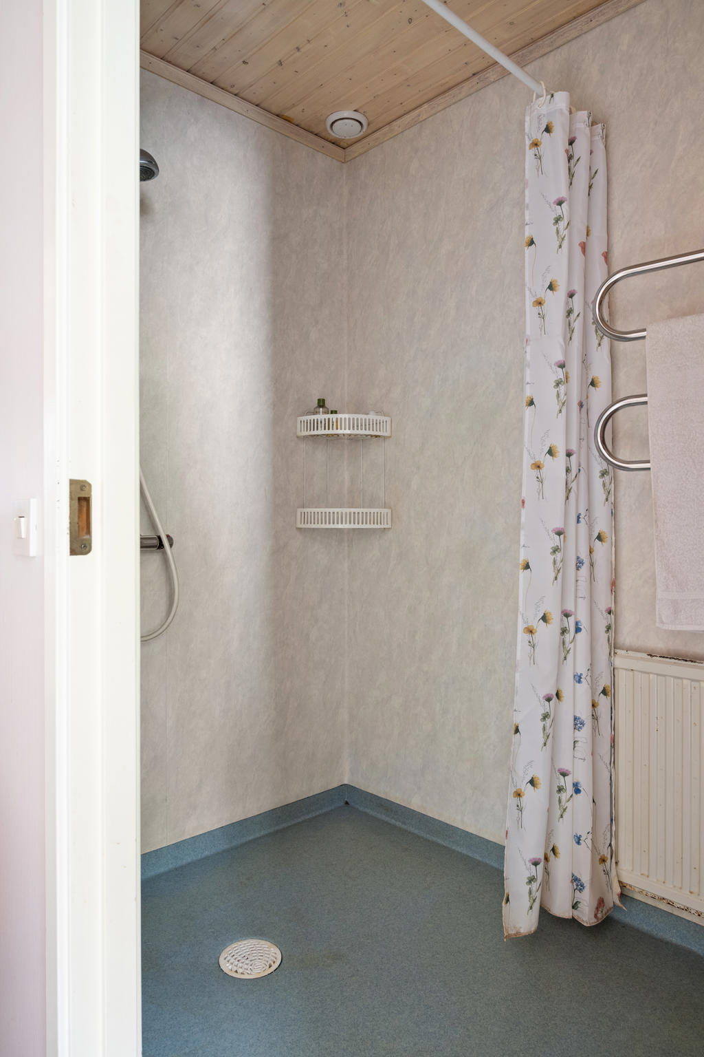 Badrum med dusch och bastu.