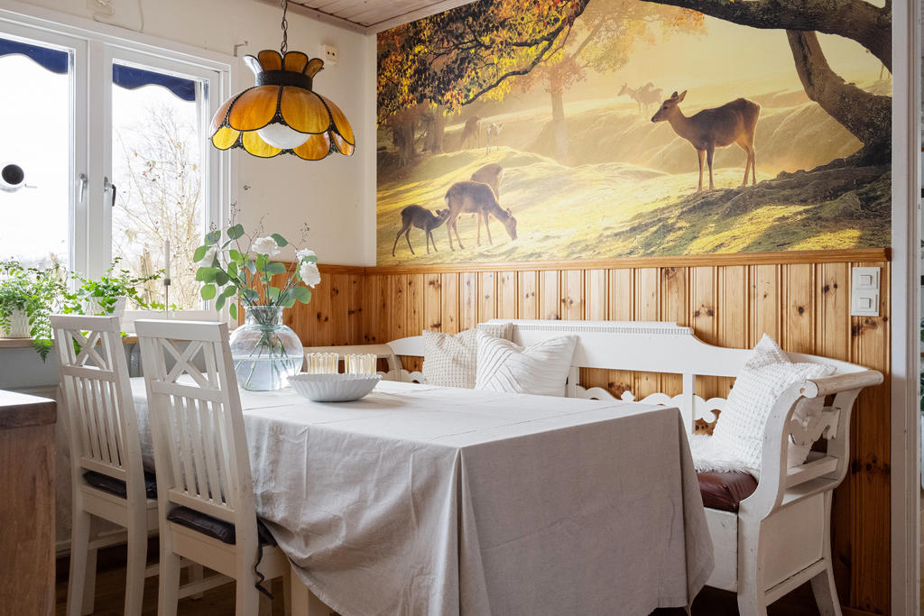 Matplats med skön vy mot trädgården och fågelbordet utanför.