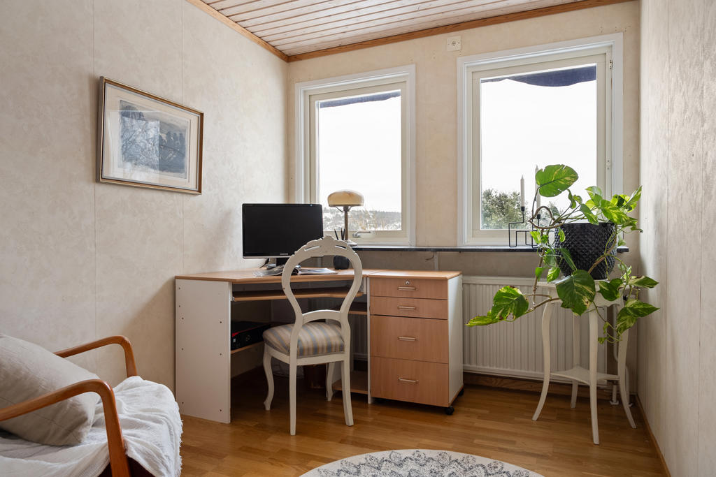 Kontor med vacker vy över ängarna och trädgården.