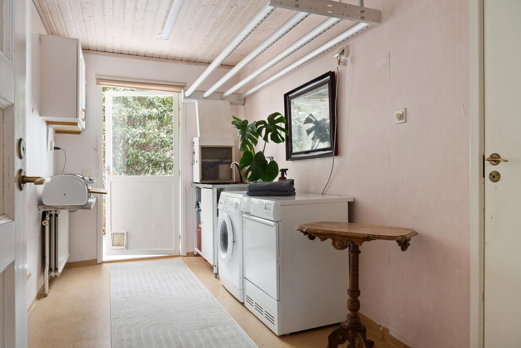 Tvättstuga med utgång till pannrum och garage.
